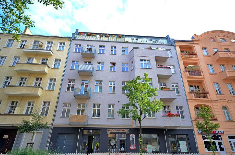 Vermietete Altbauwohnung nahe Boxhagener Platz mit Südbalkon und Tageslichtbad Zepernicker Straße