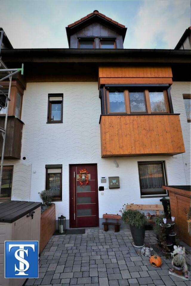 Schönes Einfamilienhaus / Reihenmittelhaus mit EBK, 3 Bädern, 2 Balkonen, Wintergarten und Stellplatz in Reichenbach Reichenbach