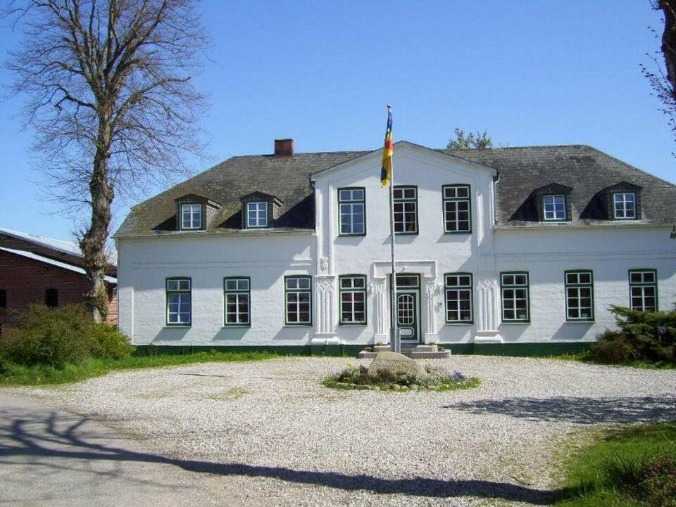 Hofanlage mit herrschaftlichem Haus, großen Scheunen und 3,2 ha L Schleswig-Holstein