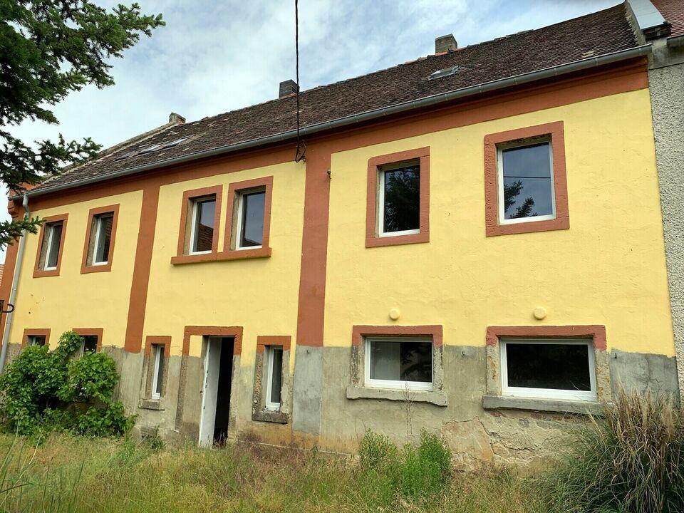 Gebäudeensemble des Schloßgestüts in grüner Lage unweit der Landeshaupstadt zum Renovieren Schönfeld