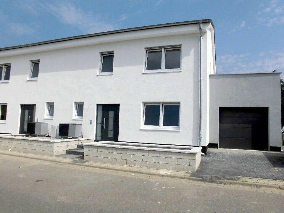 NEUBAU ERSTBEZUG! 4-Zi-Doppelhaushälfte mit Terrasse, Garage, Balkon & Garten in naturnaher Lage Fuldatal