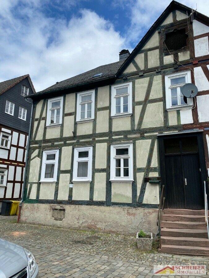 Doppelhaushälfte für geschickte Handwerker in Bad Laasphe zu verkaufen. Bad Laasphe