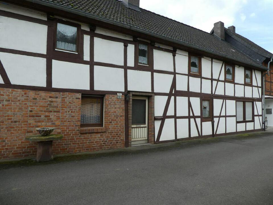 Zum Verkauf steht ein Zweifamilienreihenmittelhaus in Lüerdissen OT Oelkassen. Lüerdissen
