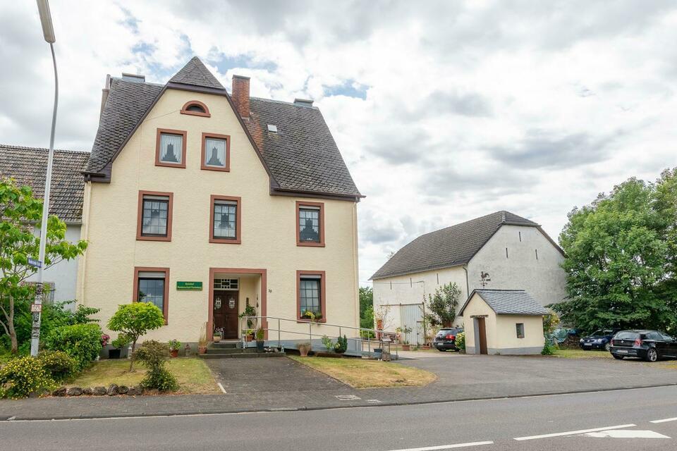 Ein landwirtschaftliches Wohn-Gäste-Ein-Mehr-Familien-Lager-Scheune-Haus-steht in Pantenburg Rheinland-Pfalz