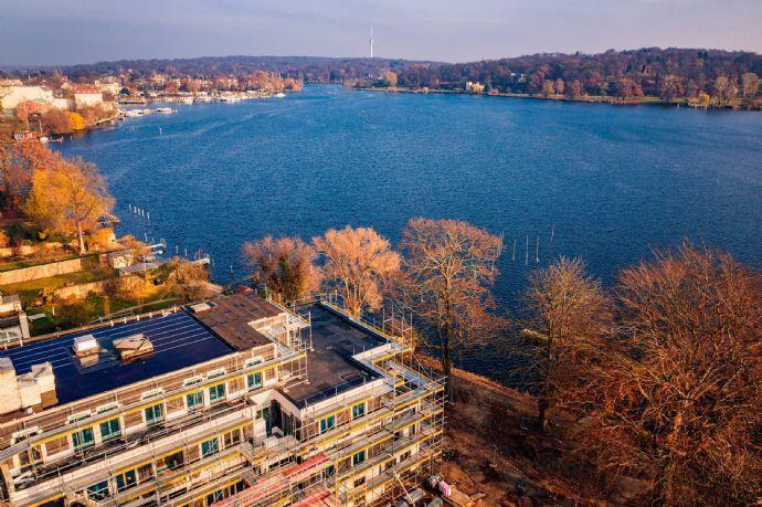 Exklusivität pur am Ufer des Tiefer Sees in Potsdam: Penthouse mit Dachterrasse und Seeblick. Potsdam West
