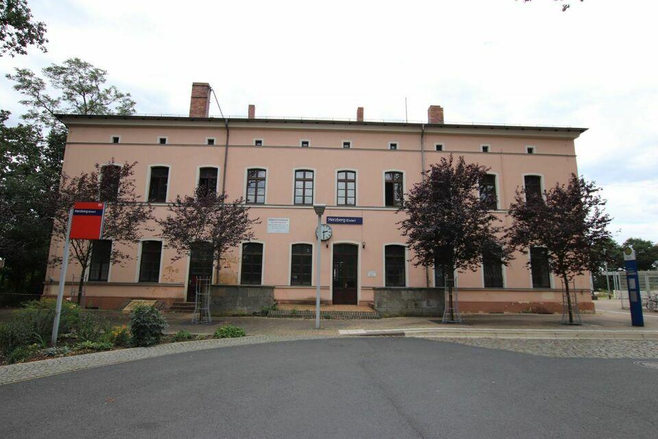 Bahnhofsgebäude mit Gewerberäumen und viel Wohnraum Wildberg bei Herzberg, Elster