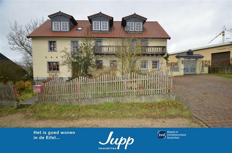 Schönes und geräumiges Zweifamilienhaus mit Garten und Wiese in Blankenheim-Lommersdorf Nordrhein-Westfalen