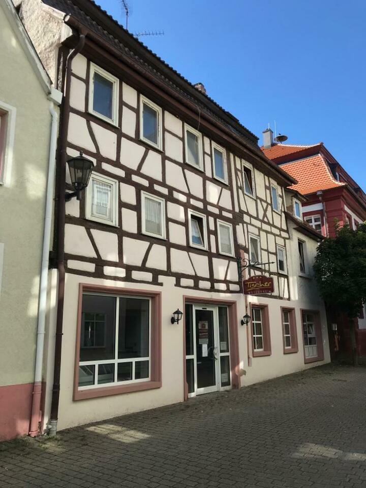 Wohn - und Geschäftshaus mit Ausbaumöglichkeiten in Stadtlage von Lauda Lauda-Königshofen