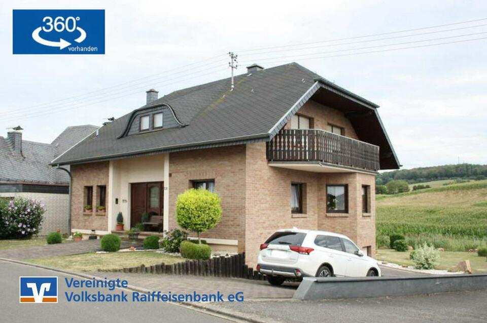Großes Wohnhaus am Ortsrand Rheinland-Pfalz