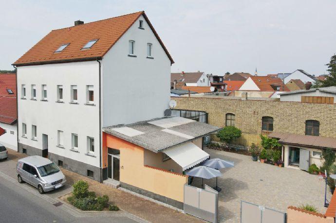 Wohnen in einer ehemaligen Fabrik: Geräumiges 3-Familienhaus mit abgeschlossenem Hof und großer Halle Graben-Neudorf