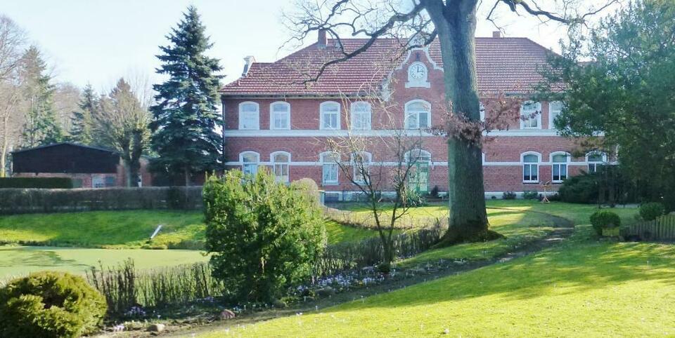 Hausanteil des ehemaligen Gutshauses mit zwei großen Wohnungen - Bützow