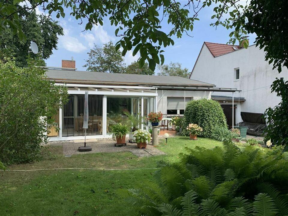 Einfamilienhaus in Bungalow-Bauweise mit ausgebautem Keller Wintergarten und Garage Potsdam West