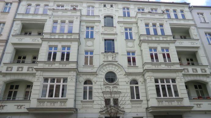 Modernisierte Altbauwohnung mit Balkon und Wannenbad zu verkaufen! Berlin