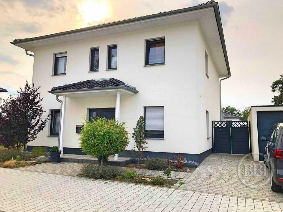 AS GOOD AS NEW! FAMILY HOUSE WITH A GARAGE IN A IDYLLIC VILLA PARK IN THE MIDDLE OF KÖNIGSWALD! Potsdam West