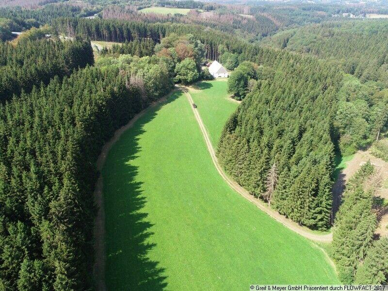 Forstbesitz mit Forstgehöft und Grünland im Märkischen Kreis Lüdenscheid