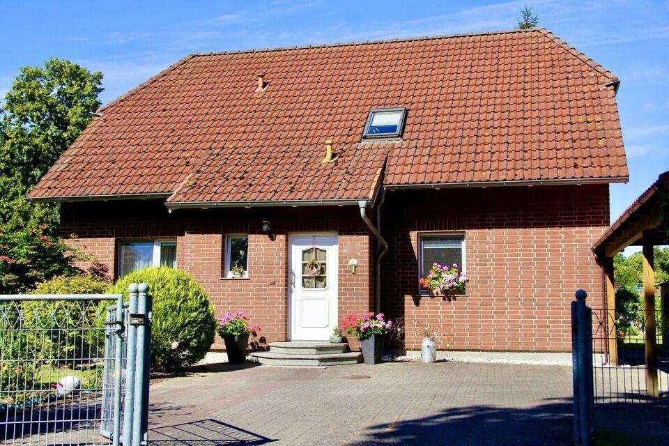 HORN IMMOBILIEN ++ Einfamilienhaus mit Einliegerwohnung und vielen Extras in Salow bei Friedland Mecklenburg-Vorpommern