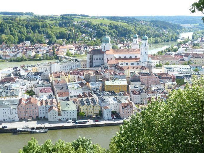 Passau-Innstadt: UNIKAT Haus mit drei 3-Zimmer-Wohnungen, 50 m² Terrasse und Doppelgarage Passau