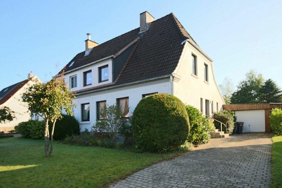 Doppelhaushälfte auf einem eingewachsenen Grundstück in beliebter, zentrumsnaher Lage. Schleswig-Holstein
