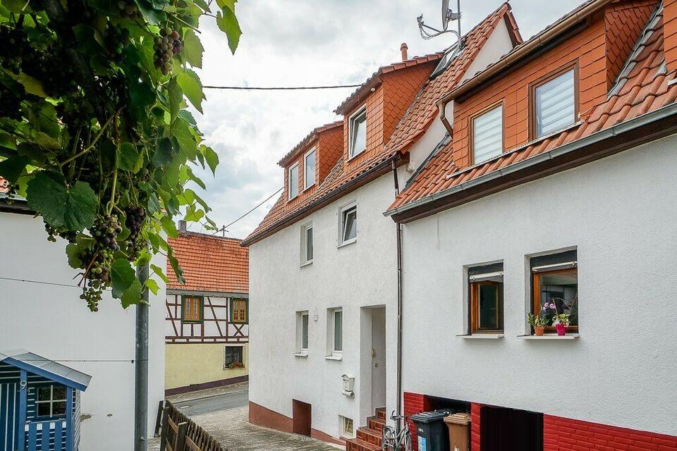 Reihenendhaus auf kleinem Grundstück ohne Garten, aber mit 5 Zimmern, 3 Badezimmern u. einem Carport Gau-Bischofsheim
