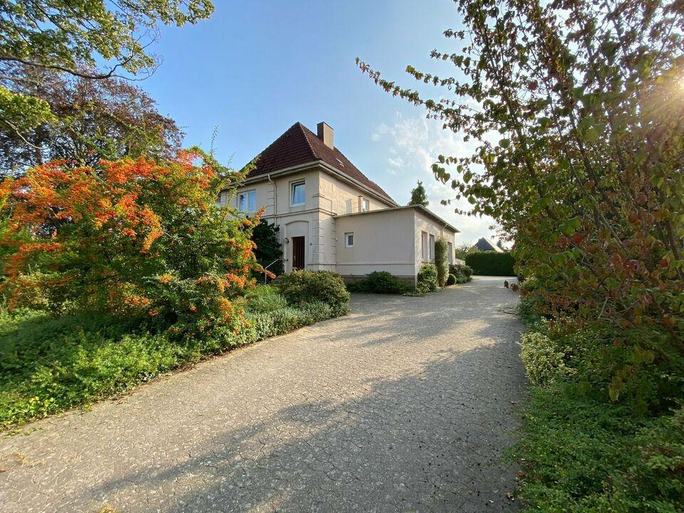 Großzügige Villa mit Renovierungsbedarf - ca. 100m zum N-O-K Suchsdorf