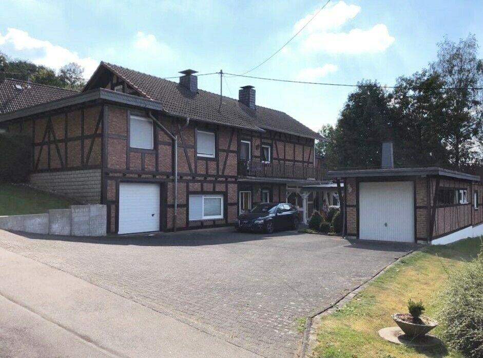 Attraktives 3-Parteien-Haus mit Sauna, Fitnessraum und 3 Garagen auf großem Grundstück Nordrhein-Westfalen