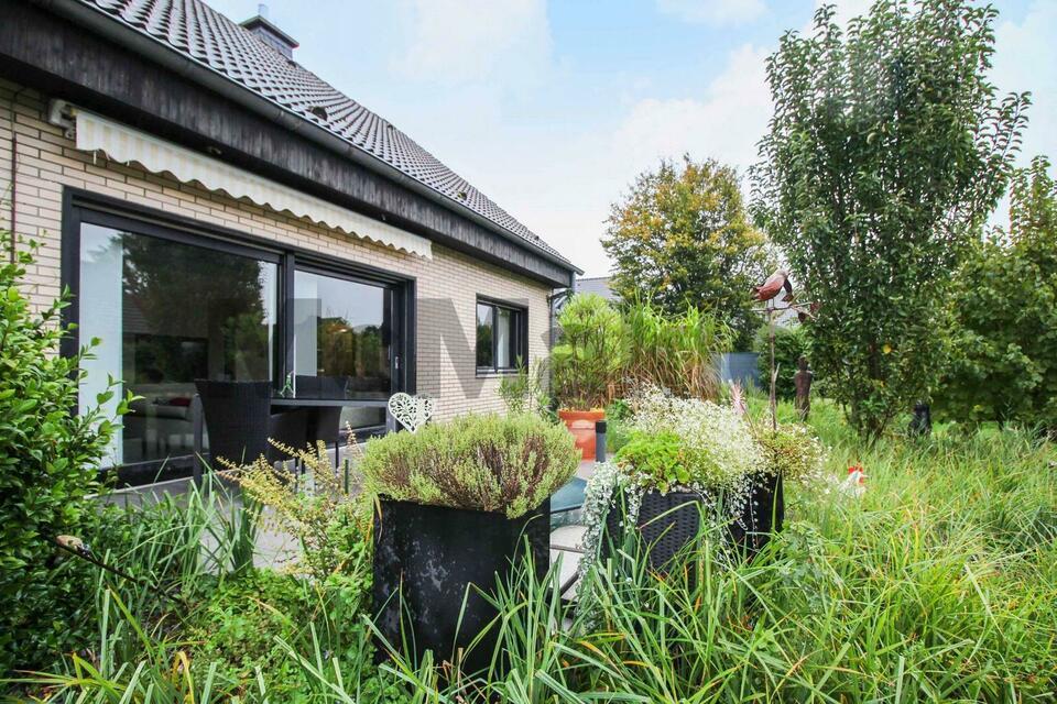 Zentral, top gepflegt, aktuell vermietet: Modernisiertes EFH mit weitläufigem Garten und Carport Nordrhein-Westfalen