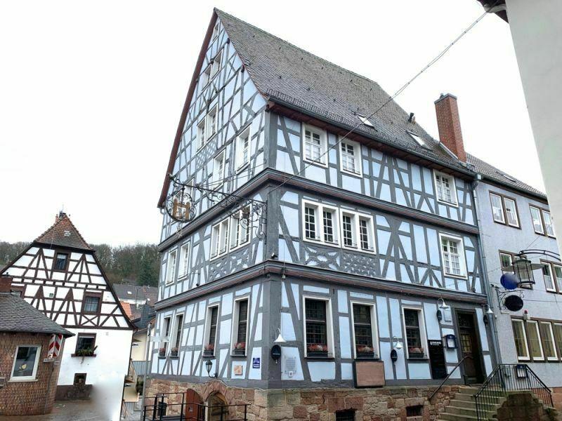 Historisches Fachwerkgebäude mit Gastronomie- und Hotelbetrieb im Zentrum Otterbergs Rheinland-Pfalz