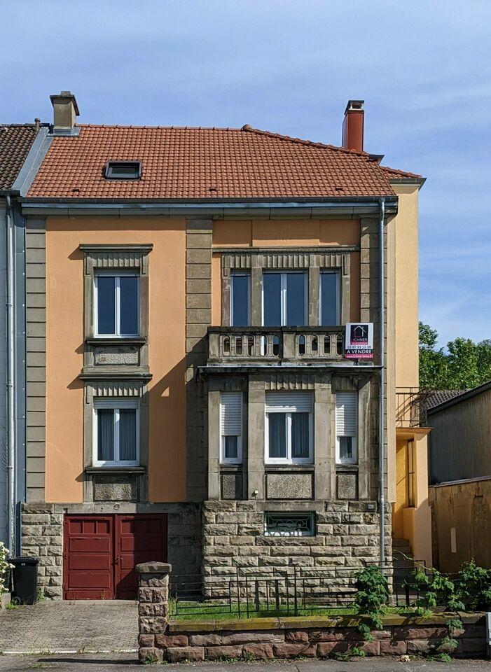 Schöne 4-Zimmer-Wohnung und 3 Balkone in einem Gebäude mit Charak Saarbrücken