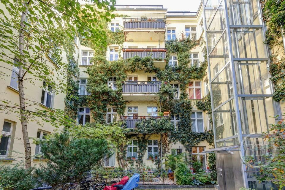 DESIRED LOCATION: BRIGHT OLD APARTMENT BUILDING WITH BALCONY AND POTENTIAL IN A QUIET LOCATION Prenzlauer Berg