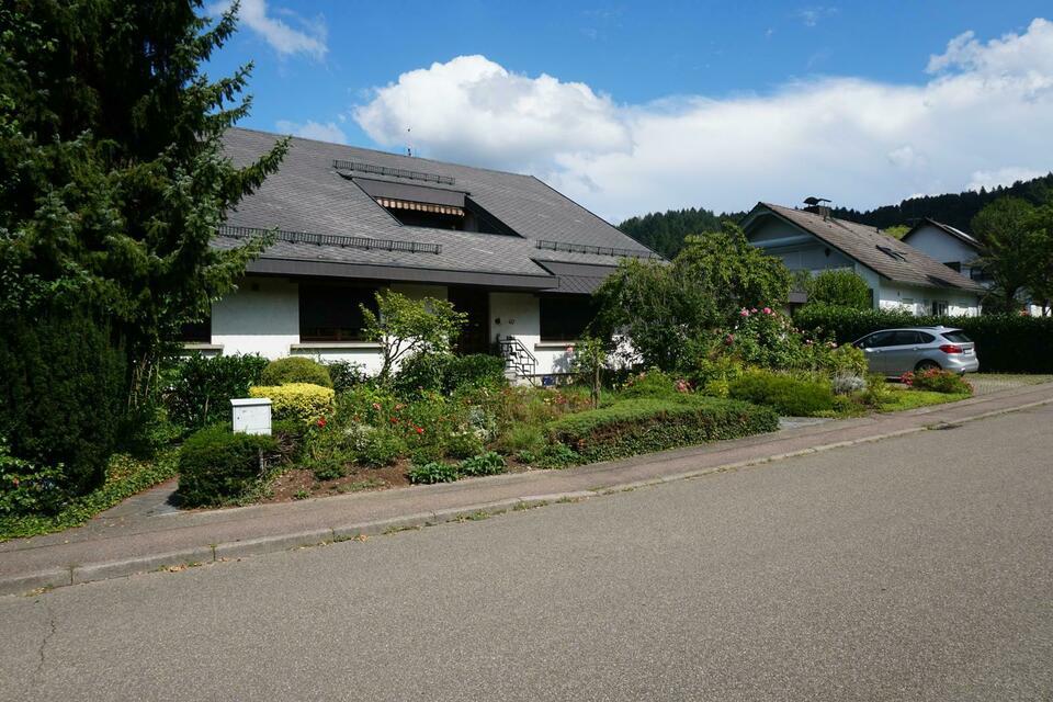 *Großes Einfamilienhaus mit Doppelgarage in ruhiger Lage* Baden-Württemberg