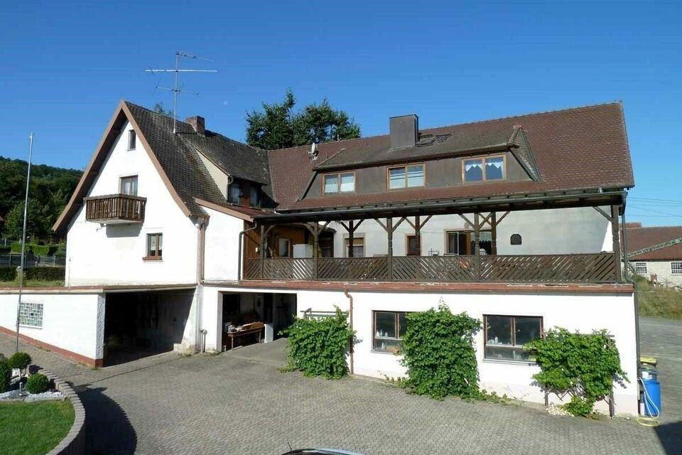 Wohnen und Arbeiten auf einem Grundstück vereint: Großes Haus mit zwei Wohnungen und Werkstatträume! Bayern