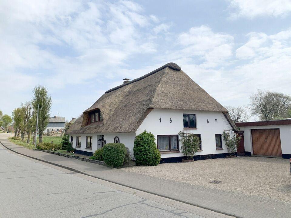Idyllisches Familienhaus unter nahezu neuem Reetdach mit Garagen und Werkstatt Schleswig-Holstein