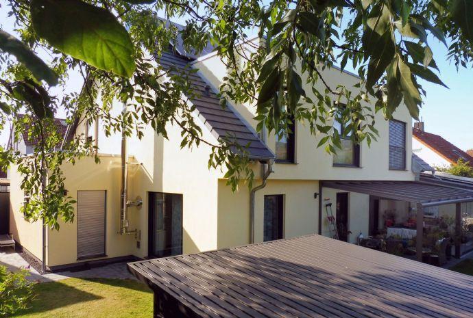 ... so gut wie neu! Einfamilienhaus in Komfort - Qualität mit Blick auf die Weinberge! Thüngersheim