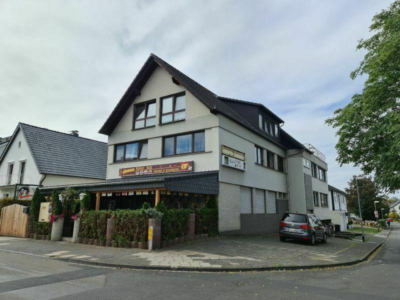 St. Augustin-Menden: Wohn/Geschäftshaus mit 6 Wohnungen, 4 Garagen und Restaurant Sankt Augustin