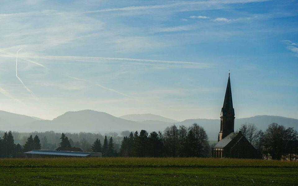 Wasser, Wälder, weite Felder: Urlaubsregion Zittauer Gebirge. August-Bebel-Damm