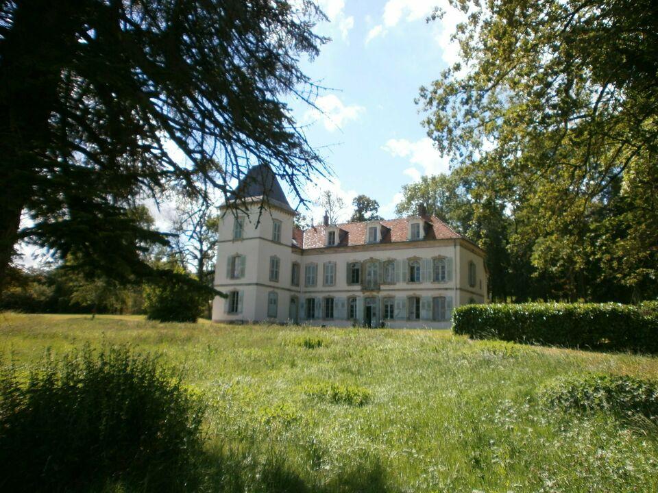 Château / Landhaus/Villa/Reiterhof/Pension in Frankreich 6,5 ha Baden-Württemberg