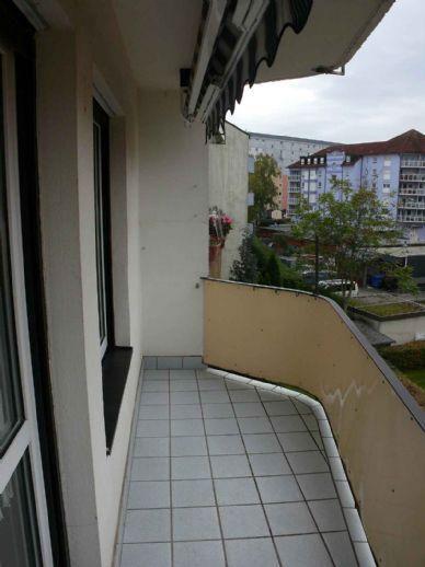 Ca. 60 m² / 3-Zimmer-Wohnung mit Balkon im 3. OG! Fürth