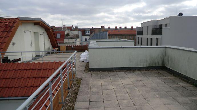 60 m² große Dachterrasse für alle Hausbewohner nutzbar! - Modernisierte Altbauwohnung mit Balkon und Wannenbad zu verkaufen! Berlin