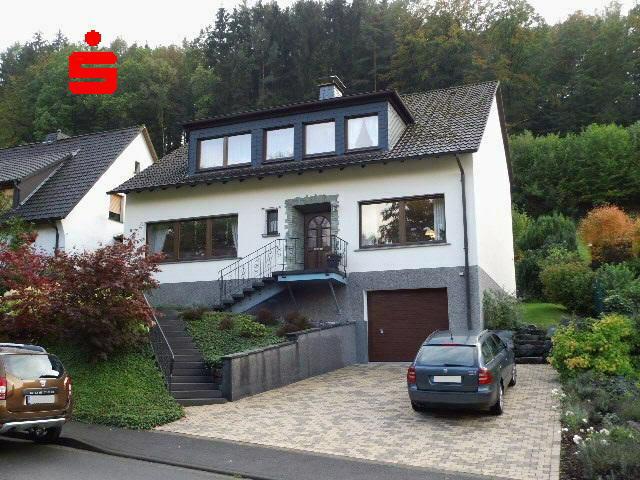 Sehr gepflegtes Zweifamilienhaus mit großer Garage in Plettenberg-Ohle Nordrhein-Westfalen