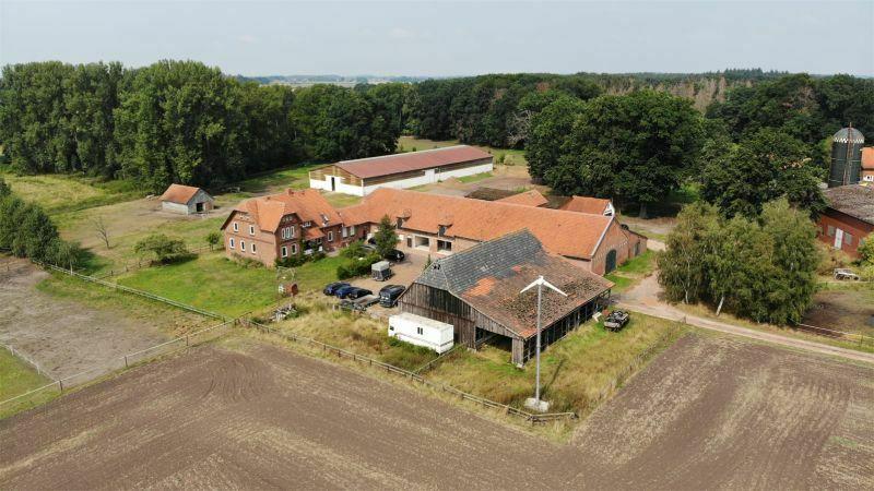 Hofstelle mit Nebengebäuden, Reithalle, Wald und Weiden zu verkaufen Bruchhausen-Vilsen