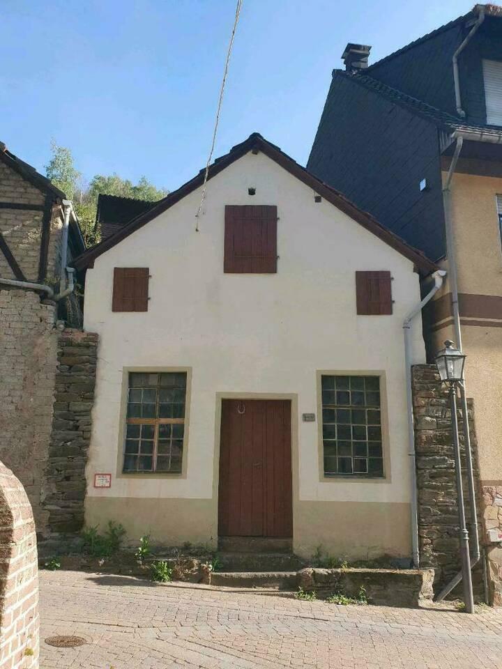 Haus mit Garten Werkstatt alte Dorf Schmiede Rheinland-Pfalz