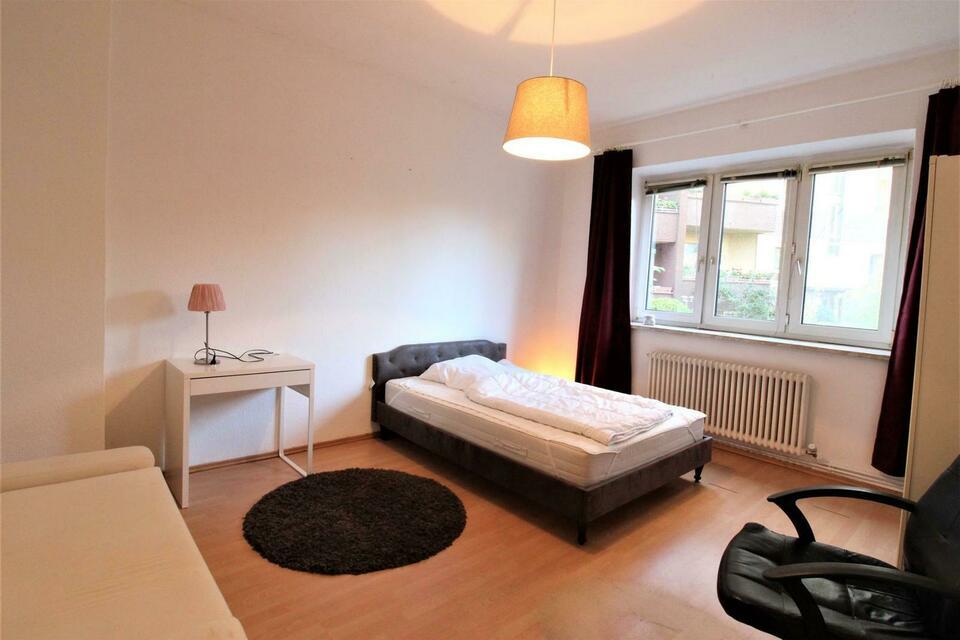 Bezugsfreie Hochparterre-Wohnung mit Balkon und 2 Zimmern in ruhiger Lage von Neukölln Neukölln
