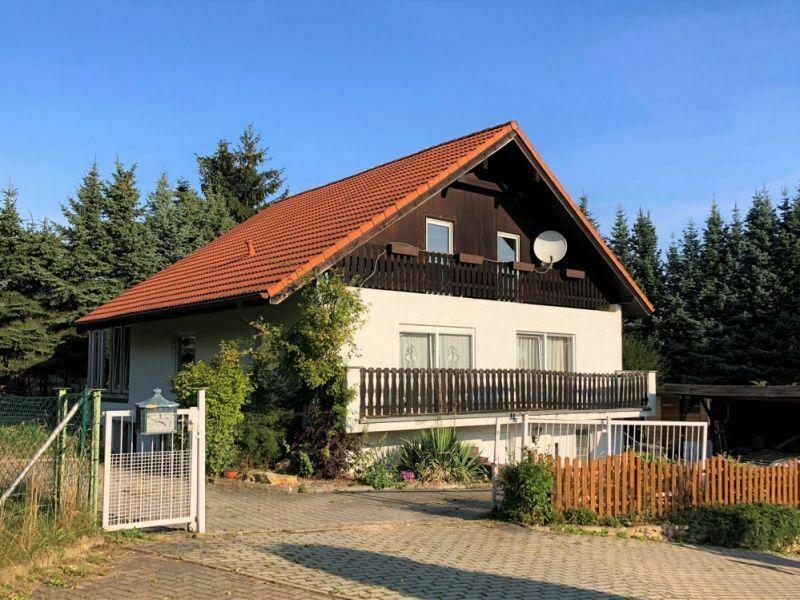 Zum Verkauf steht ein freistehendes Einfamilienhaus auf einem schönen Naturgrundstück. Das Einfamilienhaus mit Einliegerwohnung wurde 1991 gebaut und in den Folgejahren mt einem Wintergarten... Tharandt