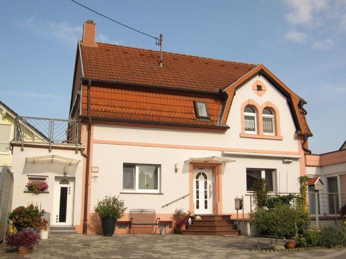 Gepflegtes Einfamilienhaus mit Garagen und Carport Hütschenhausen