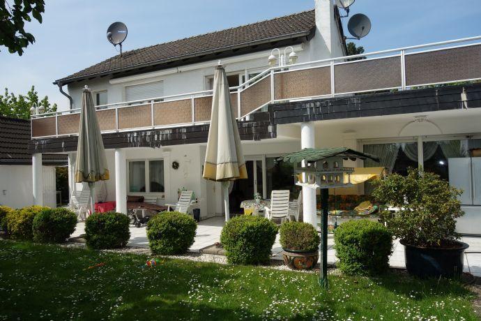 Freistehendes Einfamilienhaus mit viel Fläche, Garten, Garagen, Kamin und weiteren Highlights! Köln