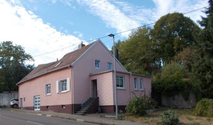 Freistehendes Bauernhaus mit viel Ausbaupotential (in ehemaliger Scheune) Garage möglich, seitliches Grundstück, im Mandelbachtal (Heckendalheim) Kreisfreie Stadt Darmstadt