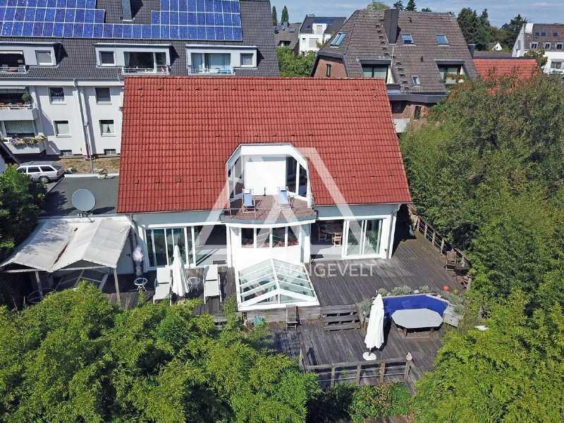Freistehendes Einfamilienhaus mit vielseitigen Nutzungsmöglichkeiten in bevorzugter Rheinlage Düsseldorf