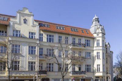 Dachgeschosswohnung im Gründerzeitaltbau mit Balkon, Doppelflügeltüren, Parkett, Gäste-WC Friedenau