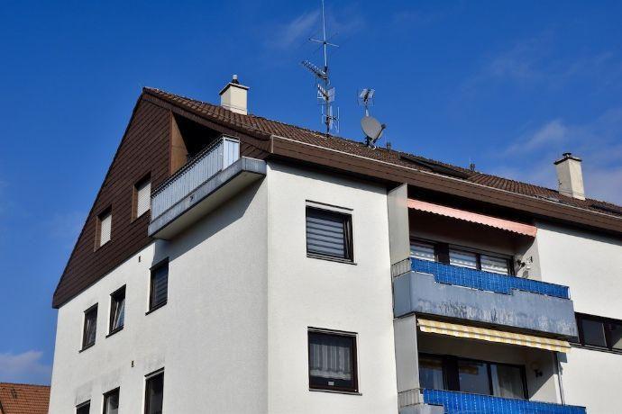 Ideale Erstwohnung: 3-Zimmer DG-Wohnung mit EBK, Balkon und Stellplatz ruhig in Lö-Hauingen Lörrach-Hauingen