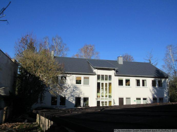 Vermietetes Zweifamilienhaus in ländlicher Region mit viel Platz und Halle Bärnau